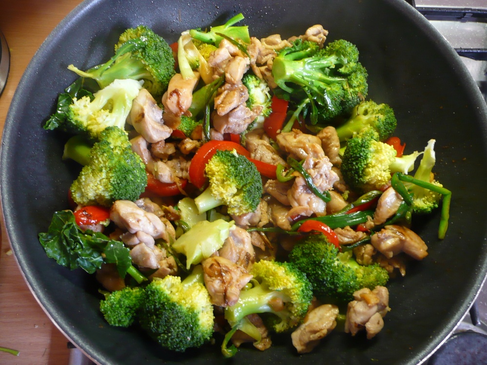 4. jídlo: 225 g kuřecího masa, 150 g rýže (gramáž v neuvařeném stavu), 150 g brokolice