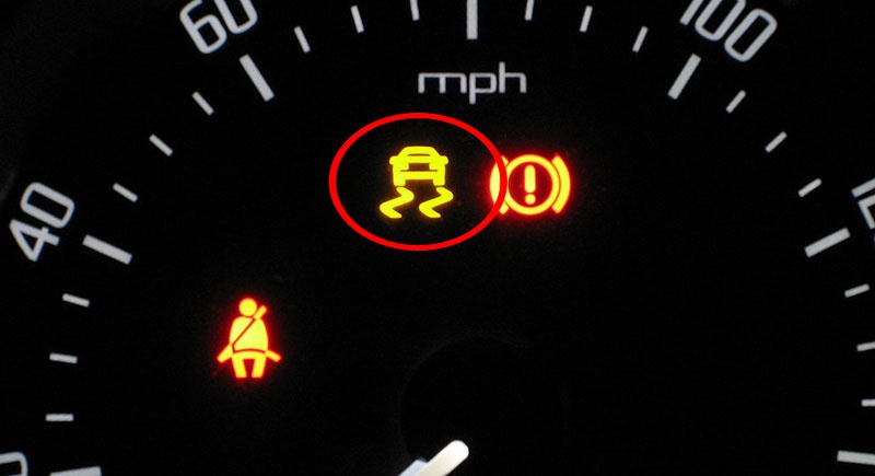 Systém stability jízdy/protiprokluzový systém - ESP/ASR. Při náhlé ztrátě stability auta může buď blikat nebo trvale svítit.