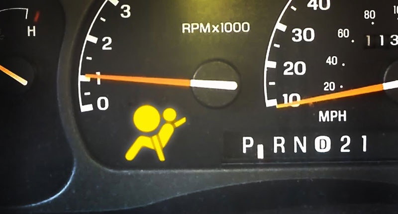 Airbagy (žlutá). Krátkodobé rozsvícení signalizuje funkci autodiagnostického systému (test funkčnosti airbagu).