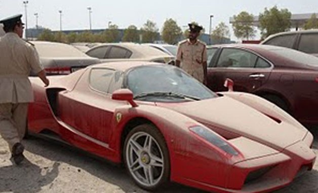 Luxusní automobil, který v Dubaji leží ladem.