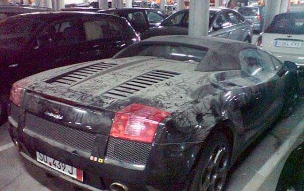 Luxusní auta v Dubaji jsou všude.