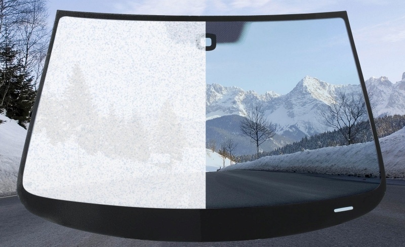 Typické čelní sklo moderního auta s pruhy, přechodovými tečkami i tečkováním v prostoru vnějšího zpětného zrcátka.