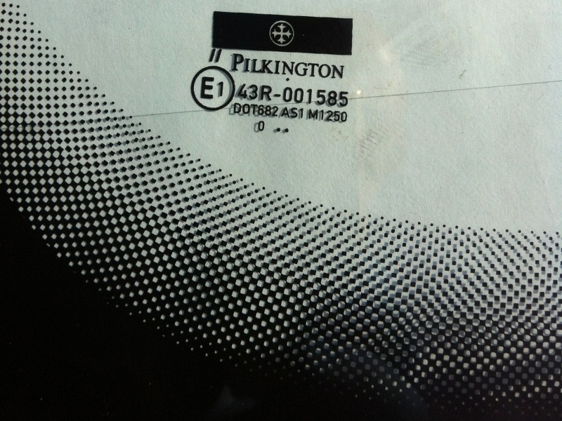 Na spodní části skla (zde Seatu) je postupný přechod vidět nejlépe - nejméně vadí výhledu.