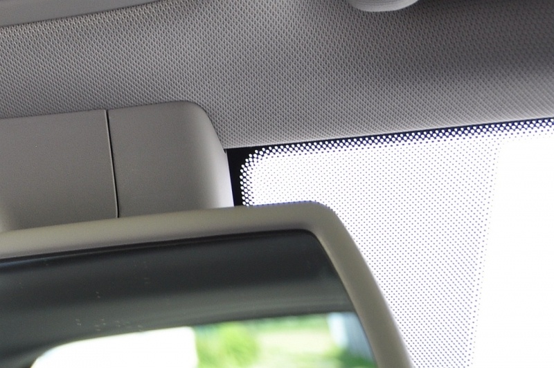 Tečky najdeme nejvíce v oblasti vnějšího zpětného zrcátka, zde u Škody Octavia...