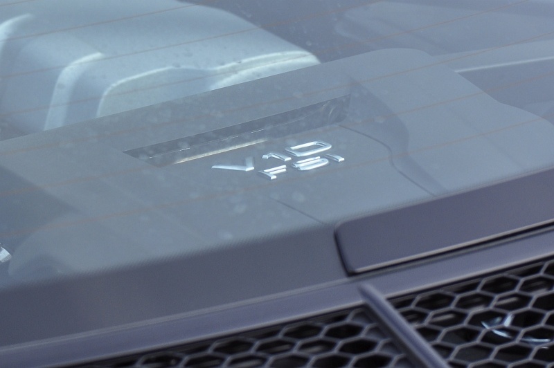 Použití na zadních sklech, zde dokonce kryje motor Audi R8 V10 plus.