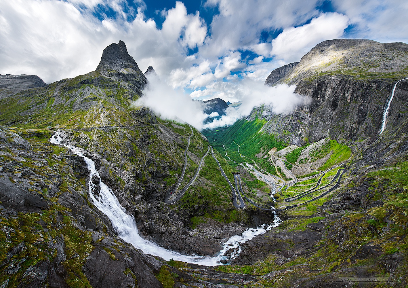 Trollstigen, Norsko. Nejzajímavější je úsek, který vede kolem 180 m vysokého vodopádu, ze kterého dopadá voda až na vozovku.