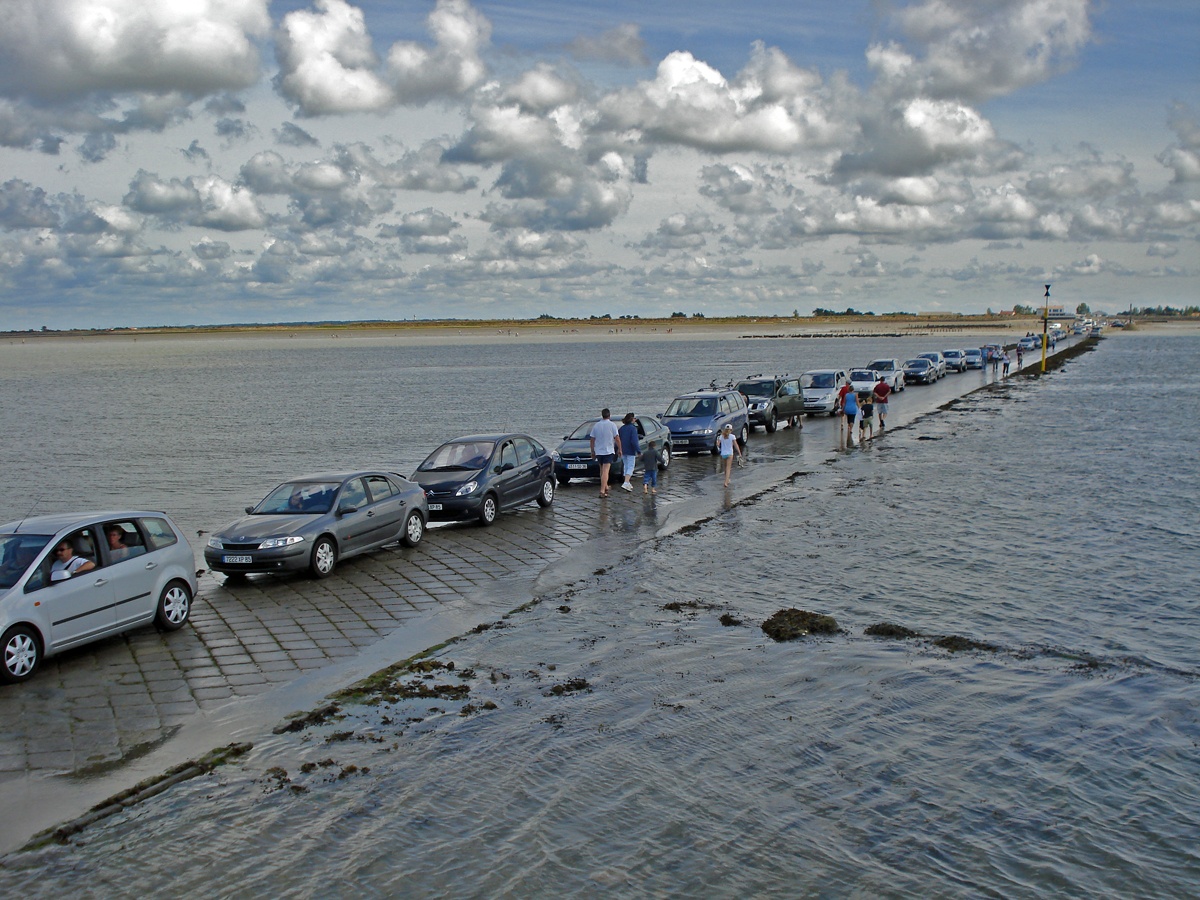 Passage de Gois, Francie. Jedna ze dvou cest 2x denně zcela zmizí pod mořskou hladinu v důsledku přílivu.
