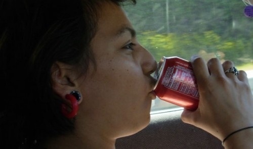 Jedení nebo pití během řízení je na Kypru zcela zakázáno. Nesmíte se během řízení ani napít vody.