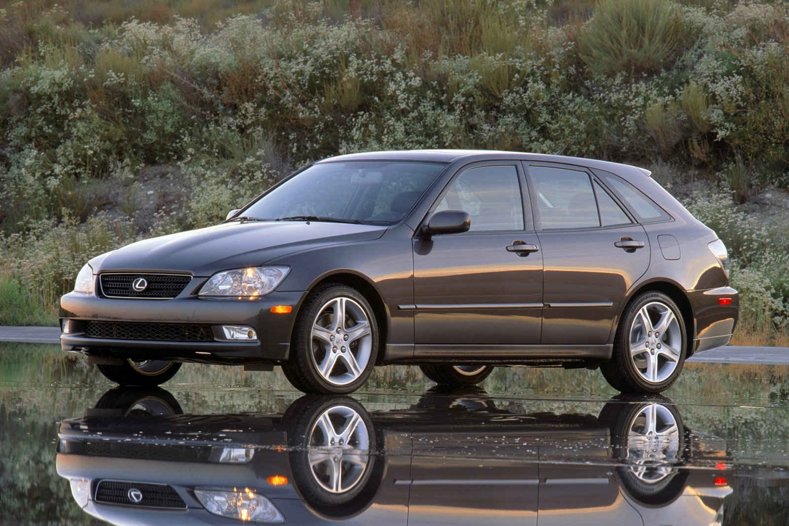 Lexus IS: první generace se neprodávala špatně, ale zavedeným vozům od BMW a Mercedesu se čísla rovnat nemohla.