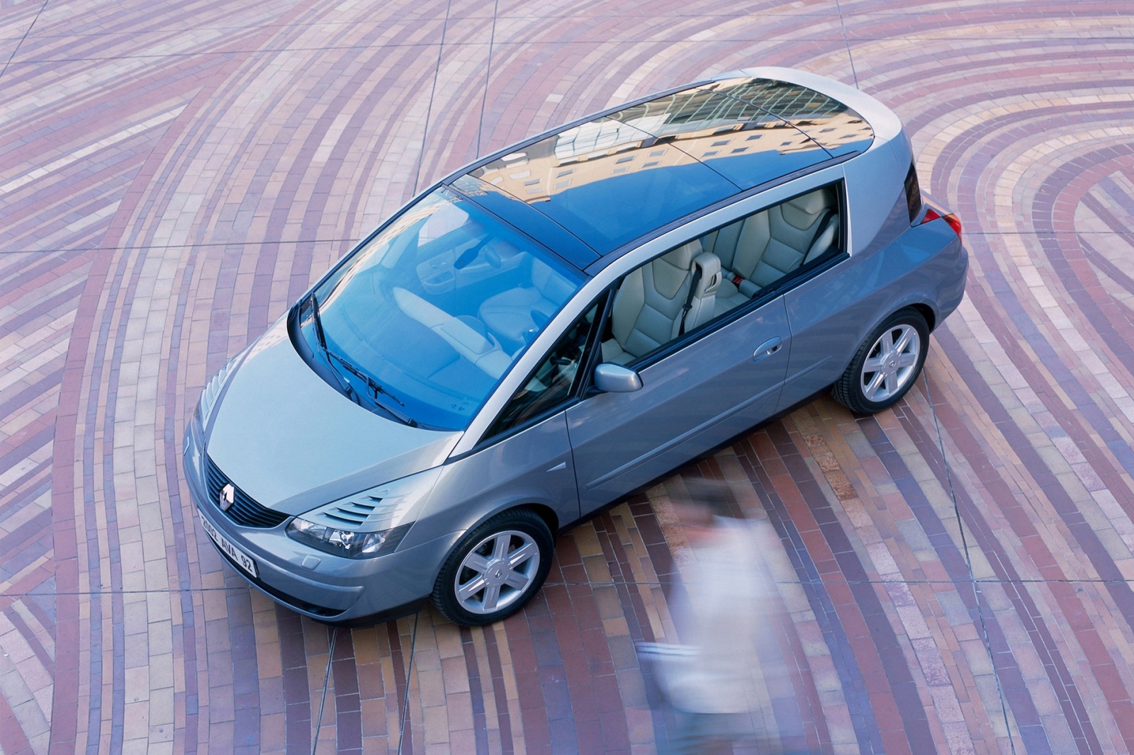 Dvoudveřový luxusní model Renault Avantime je mix MPV, SUV a kupé, ale na zákazníky tenhle kříženec nezabral.