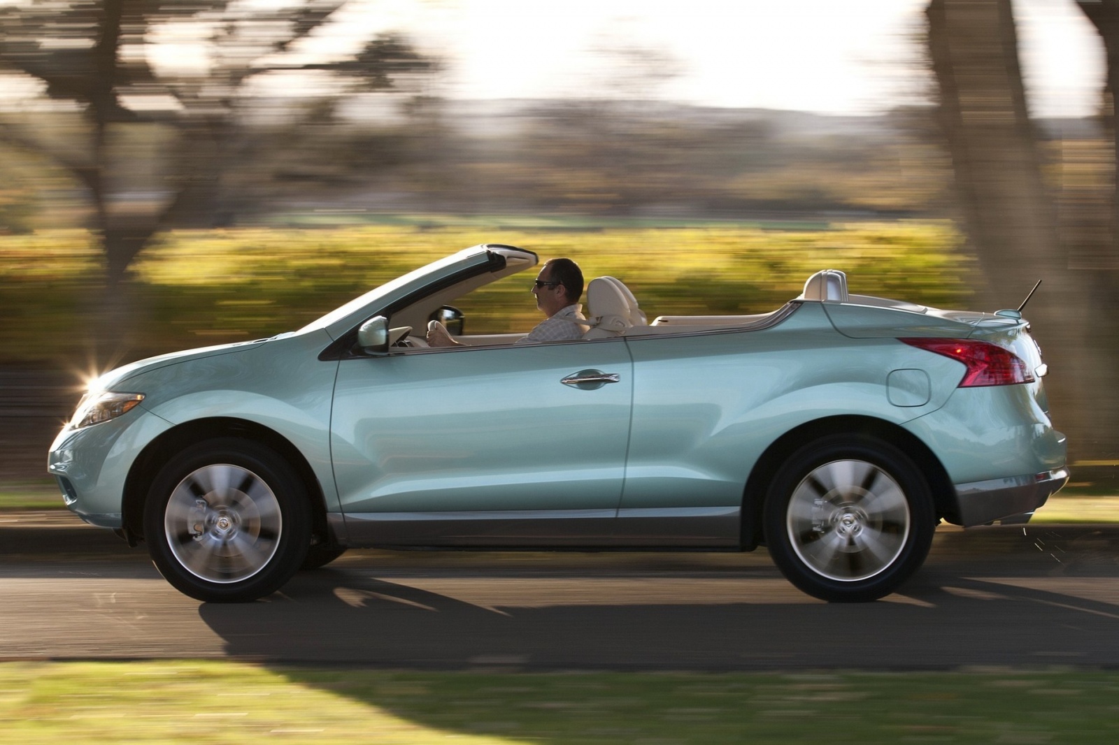 NIssan SUV Murano se stahovací střechou. Nejprve jsme to považovali za aprílový žert, ale automobilka to evidentně myslela vážně.