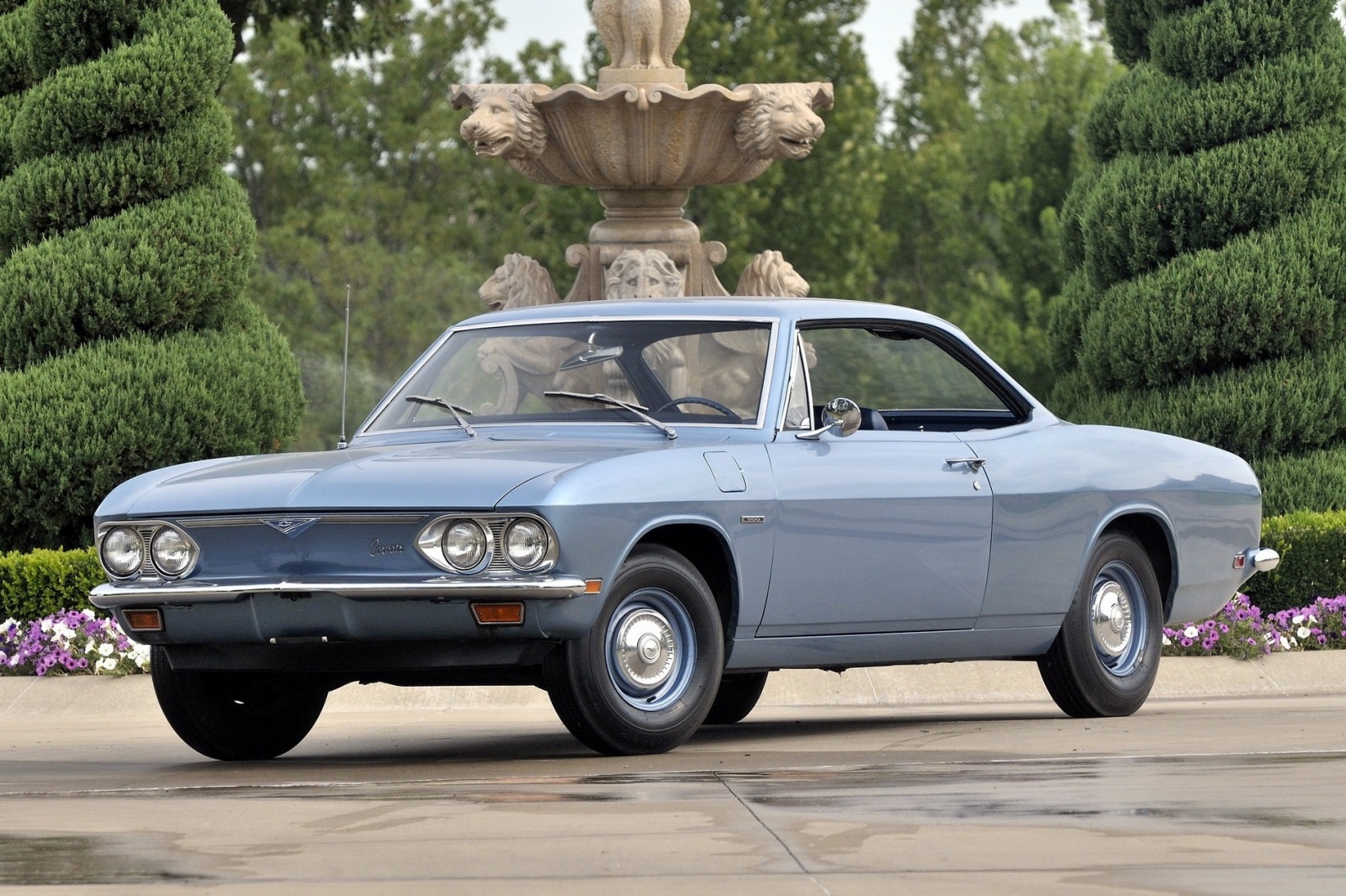 Chevrolet Corvair proslul záludnými jízdními vlastnostmi (měl motor vzadu). Navíc ho média označila jako nevhodný automobil na silnice.