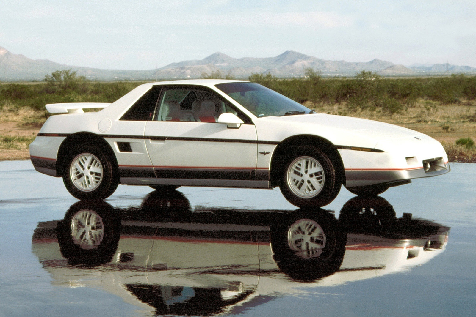 Pontiac Fiero: Výborný nápad reakce na japonské sporťáky. Ovšem provedení bylo žalostné.