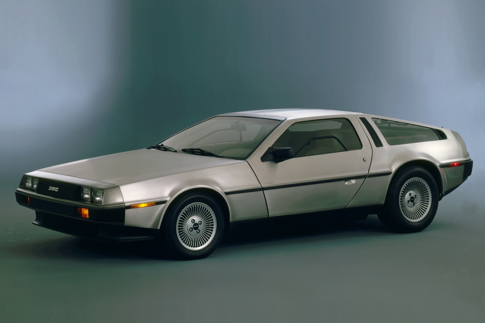 DeLorean byl zajímavý koncept. Majiteli automobilky došly peníze a nakonec byl zatčen za údajné pašování narkotik, nepodařilo se vývoj dokončit. Proslavil se ale díky filmové trilogii Návrat do budoucnosti.