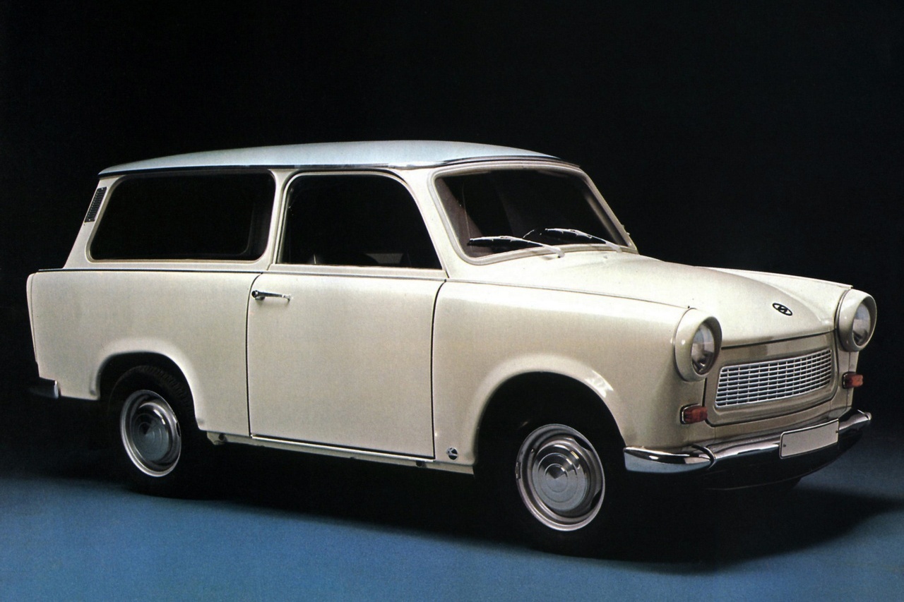 Trabant 601 chybět nemůže. Bakelitový otloukánek východního bloku byl moderní možná ve své době, ale rozhoně ne na konci 80. let