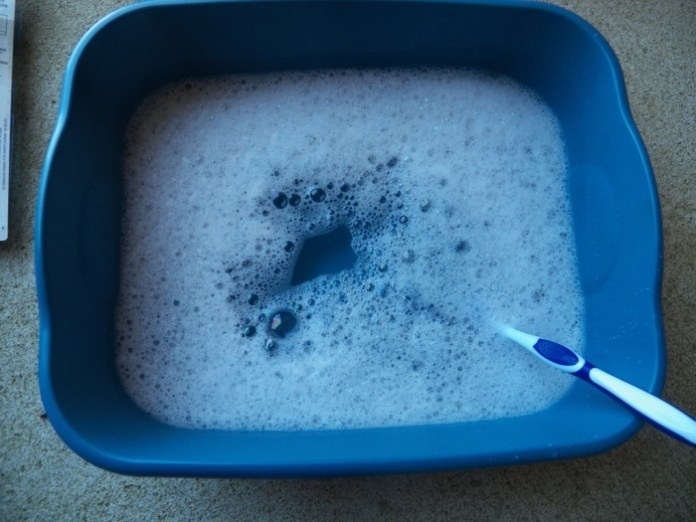 Na špinavý interiér auta nepotřebujete používat nějaké speciální prostředky. Bohatě vám stačí mýdlová voda a starý kartáček.