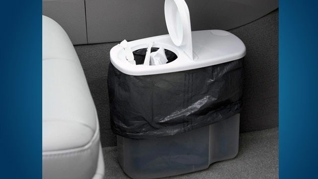 Abyste si z auta neudělali skládku, pořiďte si malý box na cereálie a dejte do něj plastový pytlík. A máte malý přenosný koš.