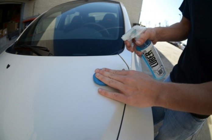 Chcete, aby se vaše auto lesklo stejně, jako když vyjelo z pásu? Tak až ho příště umyjete, ještě ho přejeďte clay hmotou nebo houbičkou. Bude se lesknout jako zrcadlo!