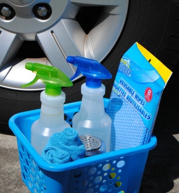 Buďte vždycky připravení. V autě by neměl chybět hadřík, houbička a všestranný čistící prostředek pro nouzové účely.