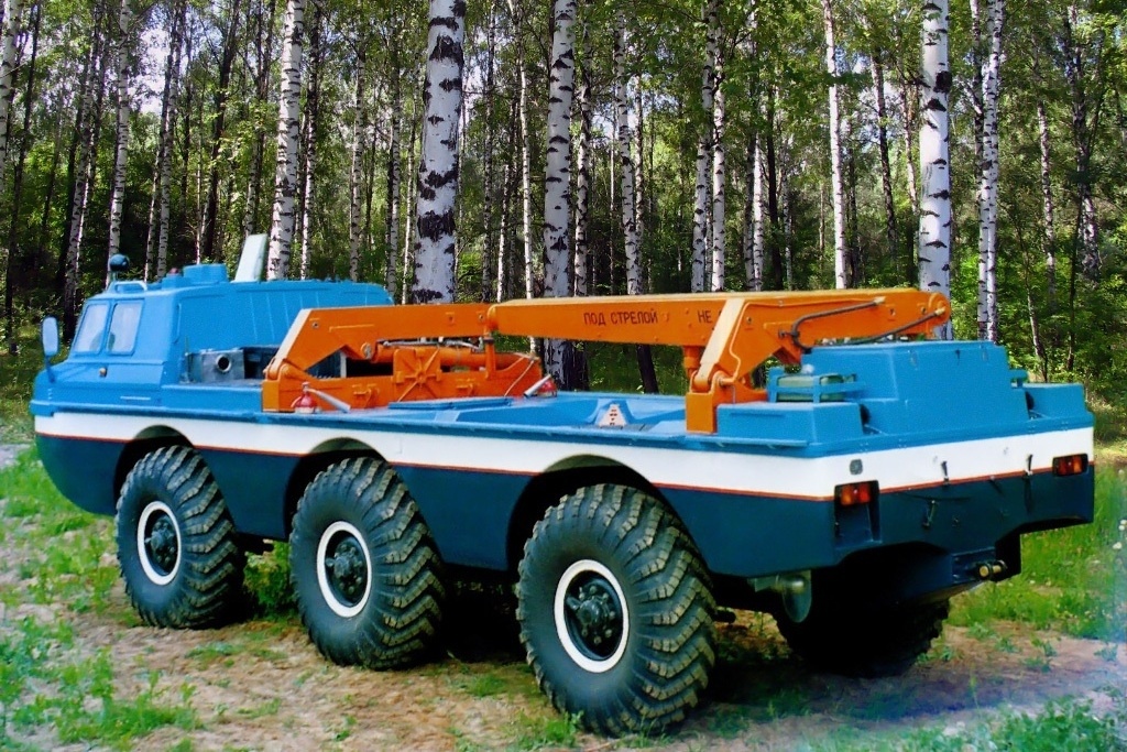 ZIL 4906 se používal pro transport něčeho dost šílenějšího - k vidění na následujícím slajdu.