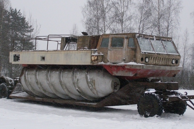 ZIL 2906 je dominantní hlavně svými šnekovými válci, znamý také pod označením "Sněhoblátochod."