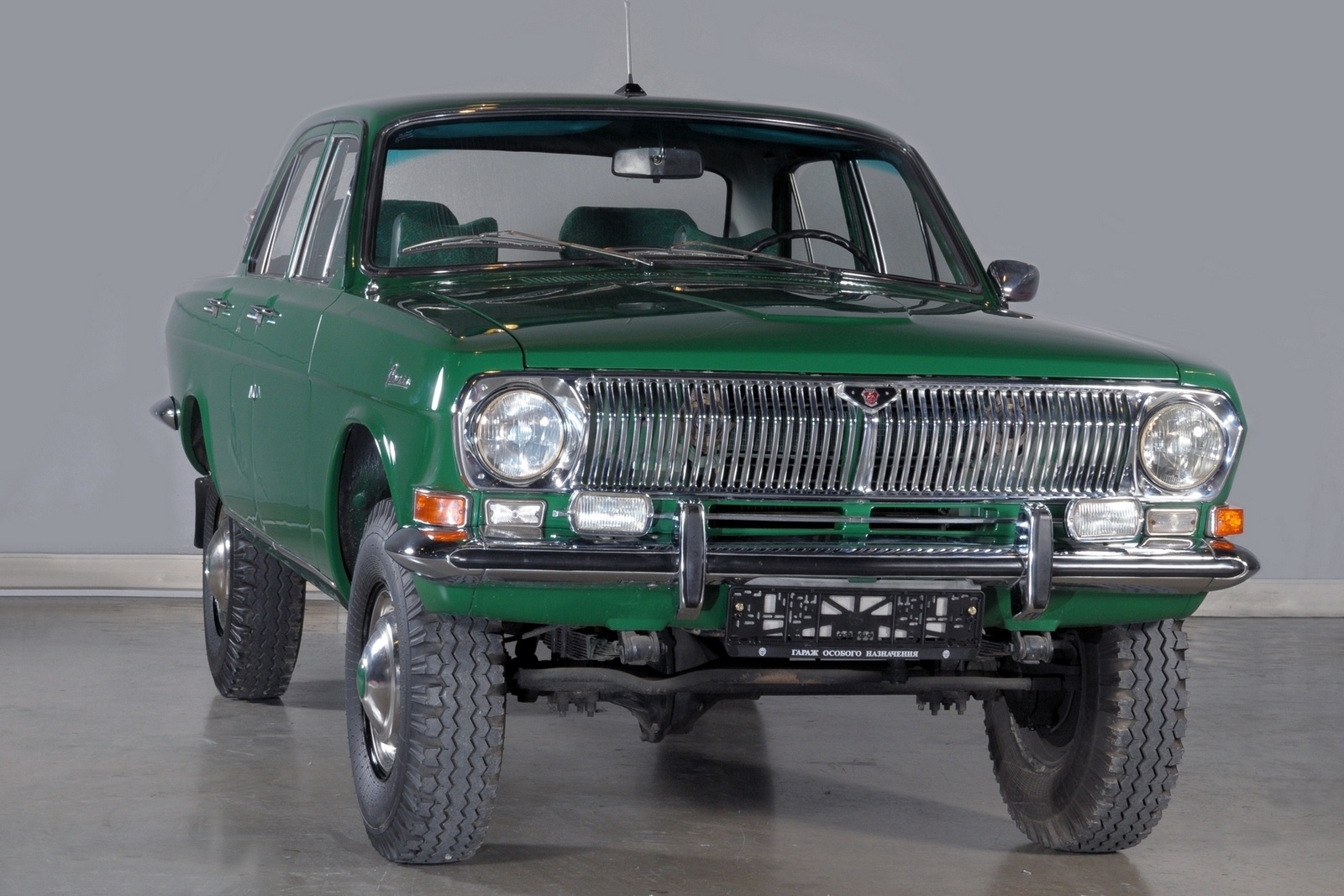 Volha 24, které terén nedělal sebemenší problém.