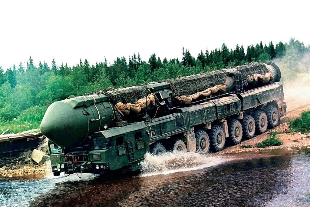 MAZ-7917 jako transportér jaderných hlavic, zejména zbraně Topol M.