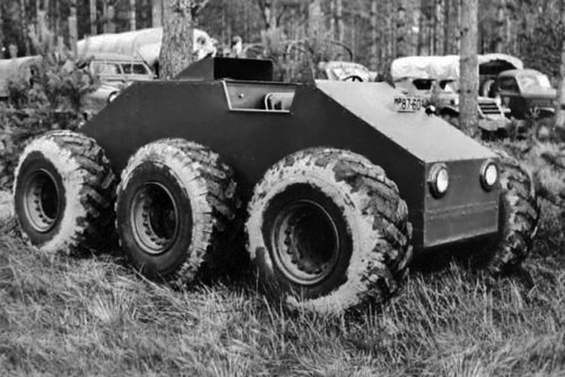 Tenhle ZIL sice krásy moc nepobral, ale co se týče praktičnosti, tak byl jedním z nejvíce využívaných průzkumných vozidel tehdejšího režimu.