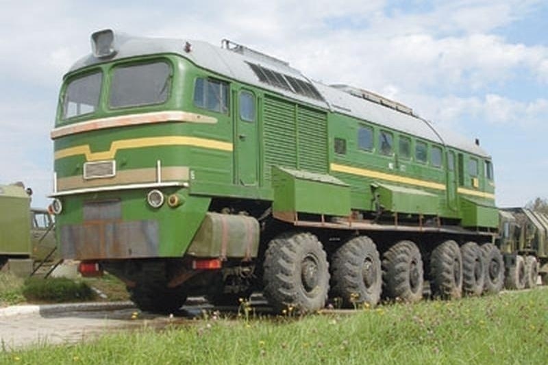 Tato šílená mašina, využívaná hlavně v zemědělství a známá i pod jménem Sergej, je založena na lokomotivě M62, takže o sílu nebude nouze.