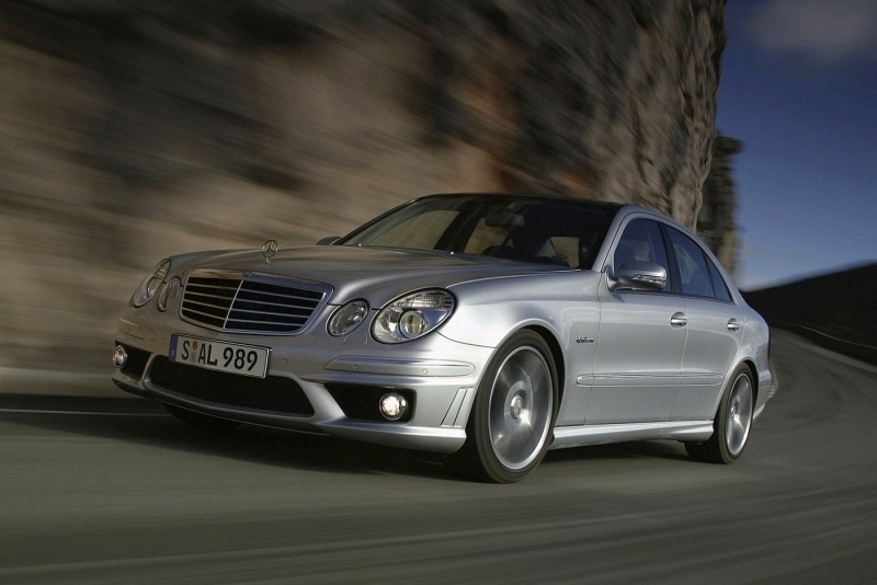 Mercedes-Benz E63 AMG W211 (cca 360 000 Kč)