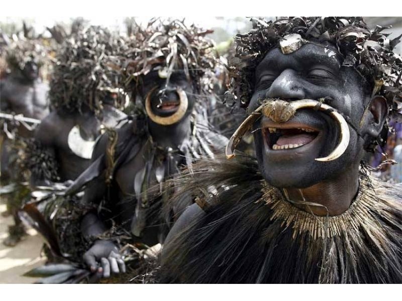 Pokud se má z chlapce z kmene domorodých Australanů stát opravdový muž, musí být ve věku sedmi let izolován ode všech žen. Po deseti letech chlapec rituál završení spolknutím spermatu starších, díky kterému převezme jejich sílu.