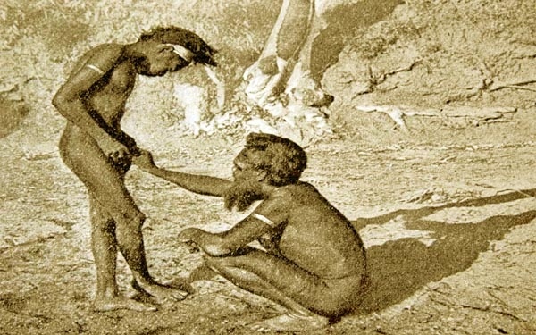 Naopak ve kmeni Mardudjara se z chlapce stane muž, pokud podstoupí bolestivou obřízku a následně zbytek odřezané kůže sní.