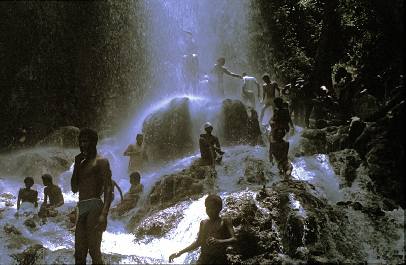 Každoročně se na Haiti u vodopádu Saut d’Eau koná vúdú rituál zasvěcený bohyni lásky. Lidé se zde koupají, potírají bahnem i krví obětovaných zvířat.