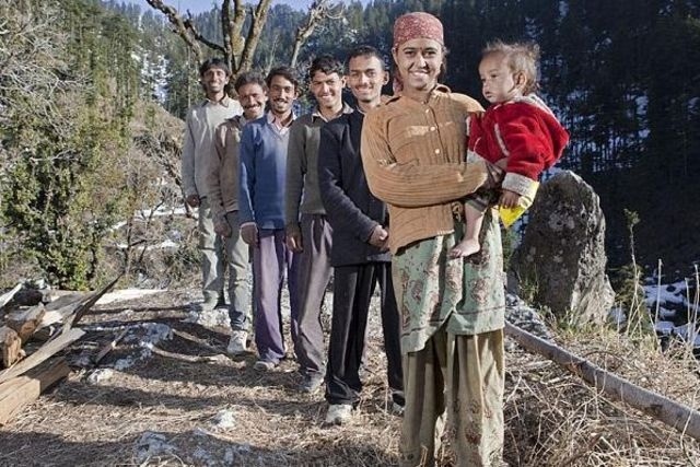 V Himalájích je velmi neúrodná půda a rodinám se proto nechce rozdělovat půdu mezi všechny své syny, když založí rodinu. Řeší to tak, že všichni bratři si vezmou pouze jednu ženu a tím pádem zůstává rodina jednotná.