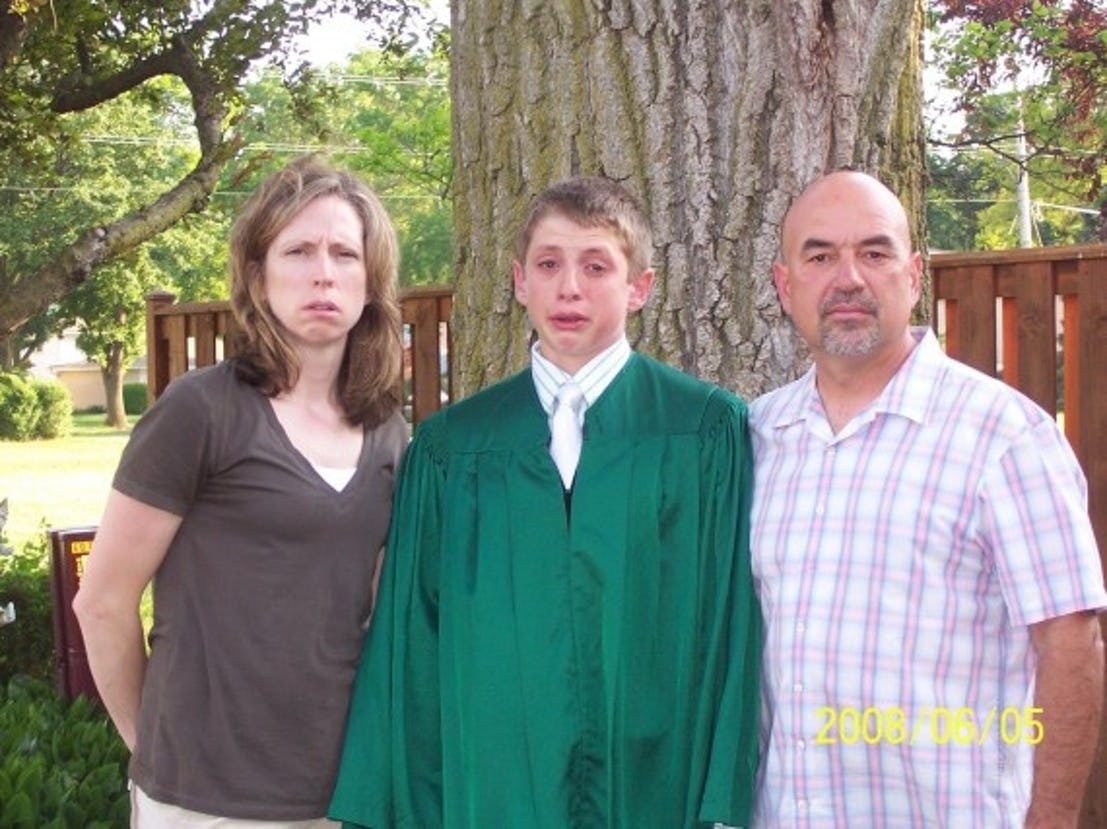 Tenhle mladík radost nejspíš neměl.