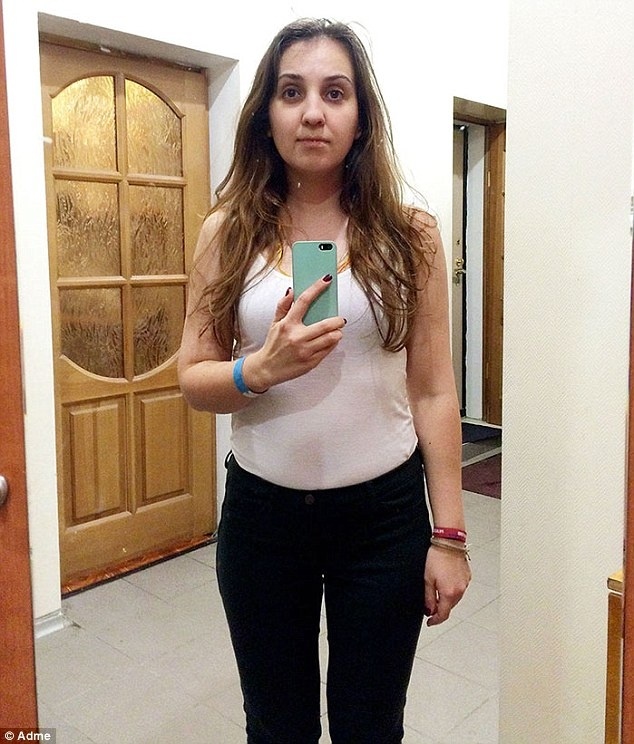 Takhle Inna vypadá doma před zrcadlem.