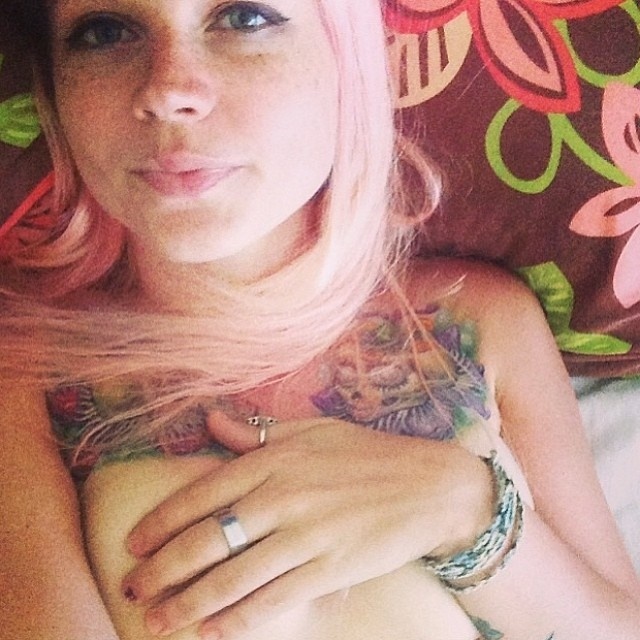 Co jiného bychom mohli čekat na profilu manžela pornoherečky?