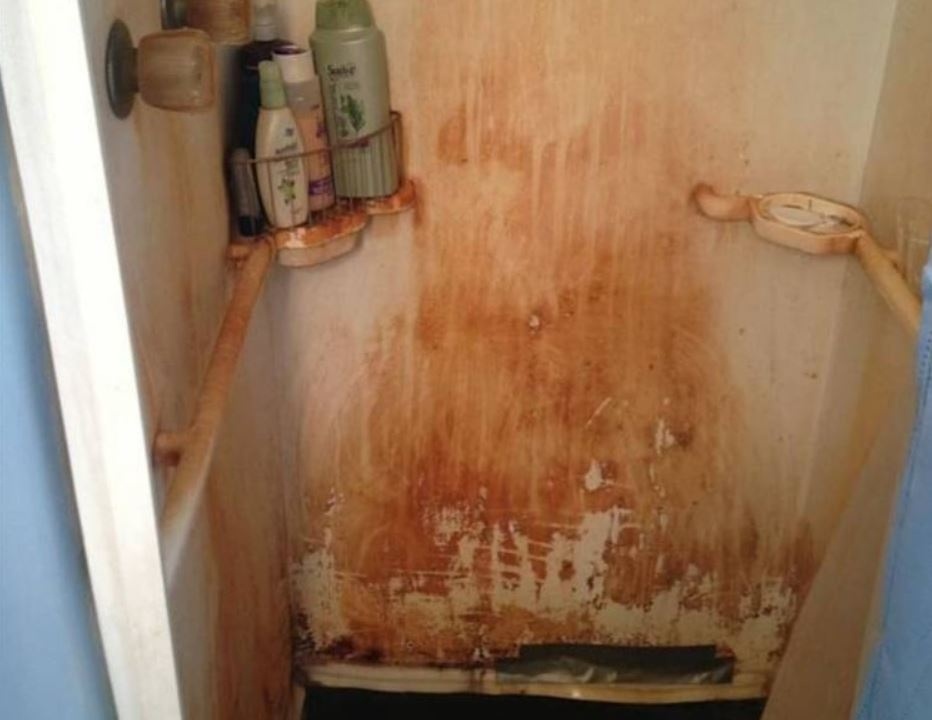 Po dlouhém dni v práci nebo po vydatném tréninku není nic lepšího než pořádná sprcha. Jenže, co když sprchový kout vypadá takhle? Hotová noční můra!