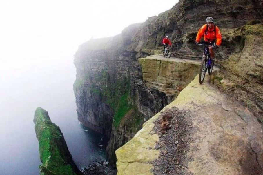 Vypjaté situace plné adrenalinu jsou jen pro otrlé a tito dva cyklisté k nim zcela jistě patří.