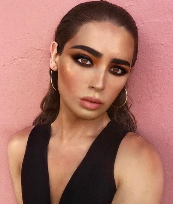 Jedná se totiž o velmi talentovaného make-up artistu, který jen pod jménem Divina vystupuje.