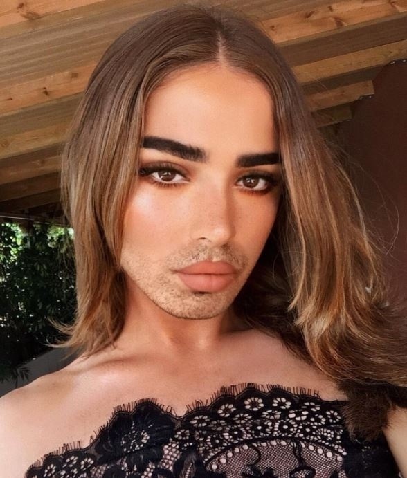 Jednoduché líčení, které mu opravdu sluší.