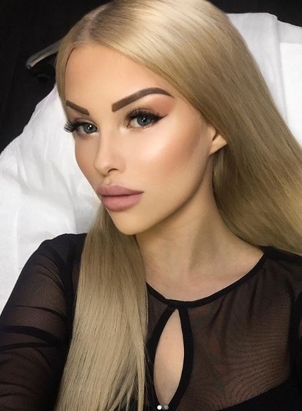 Dokonalá, přesně jako panenka Barbie.