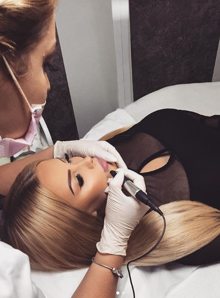 Procedur a plastických operací má za sebou jich několik.