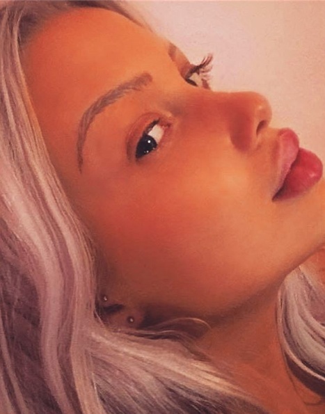 A takhle vypadá bez make-upu.