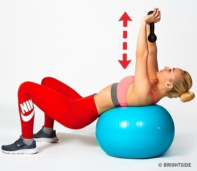 Šestý cvik – u tohoto cviku si můžete buďto lehnout na podlahu anebo také na balón, záleží na vás. Vezměte si činku, kterou budete zvedat vzhůru před sebe a poté opět dolů. Tento cvik opakujte 8x po třech sériích.