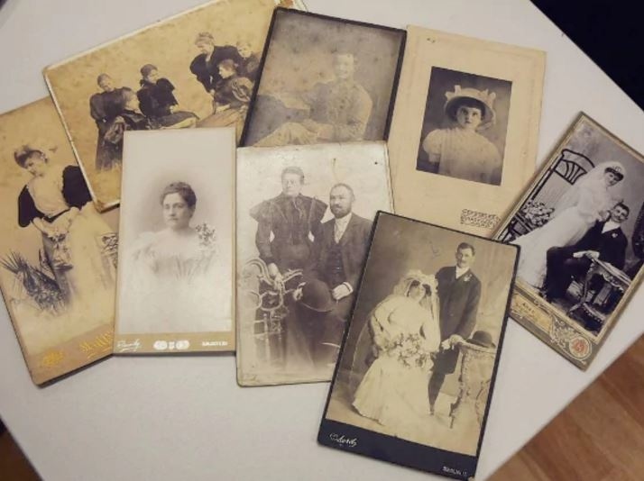 Dokážou zachovat staré fotografie – vložte tyto sáčky do krabice, kde máte uložené staré fotky. Oxid křemičitý zamezí slepení fotek a jejich poničení.