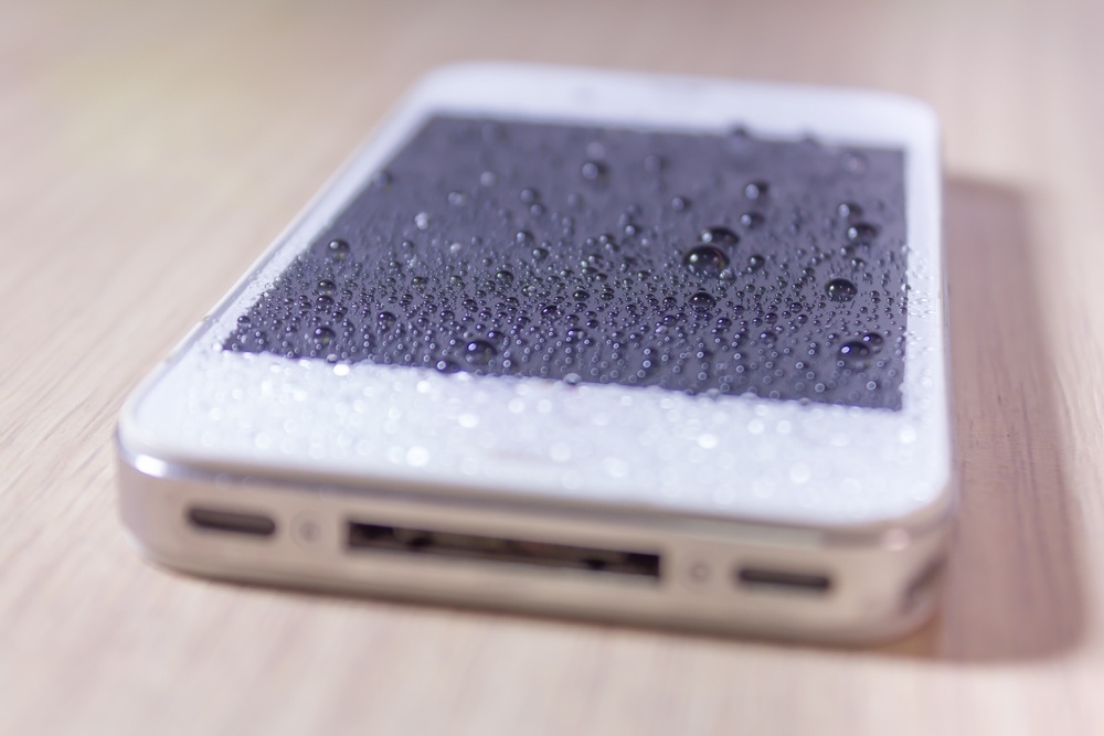 Zachrání váš telefon – nechtěně vám spadl mobil do vody? Vložte jej do sklenice, do které i nasypete kuličky oxidu křemičitého a váš mobil bude jako nový!