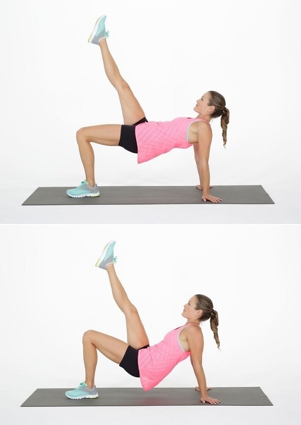 Zvedání nohou - 15 opakování. Nohy mějte natažené, záda mějte vzpřímené, né však příliš napjaté.