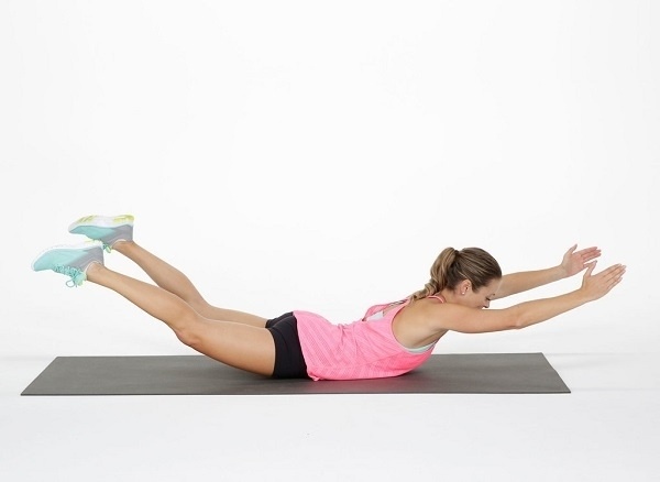 Zvedání trupu a nohou v poloze na břiše - 15 opakování.