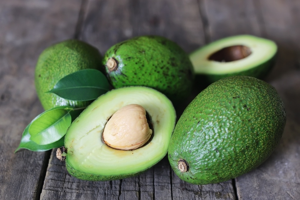 Avokádo – o avokádu již bylo napsáno mnoho článků, proto nebude potřeba jej více představovat. Co se však týče kardiovaskulárního onemocnění, pomáhá stimulovat hladinu cholesterolu v krvi.